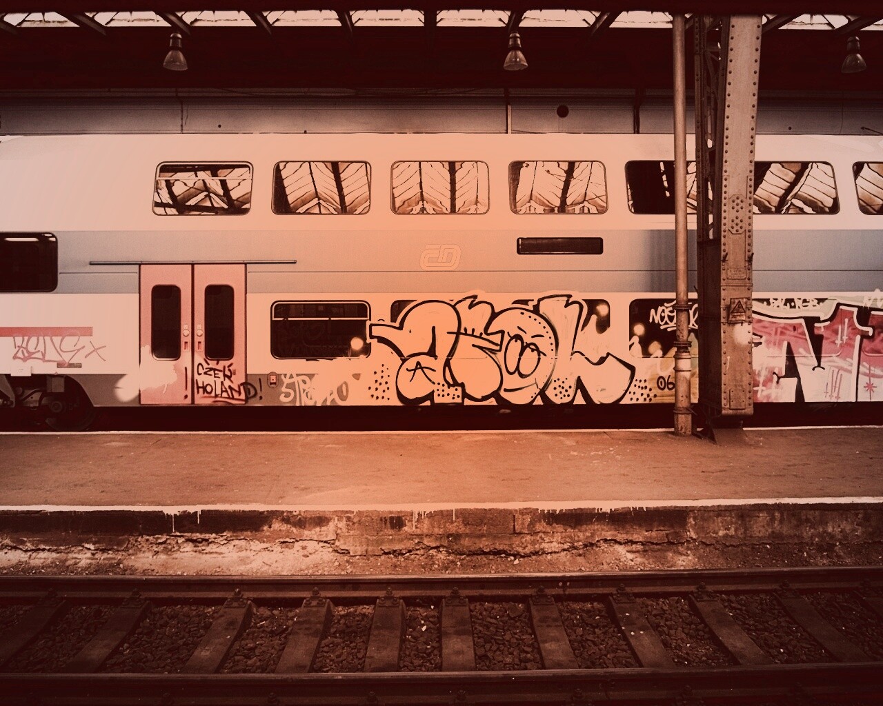 Изрисованный вагон метро обои