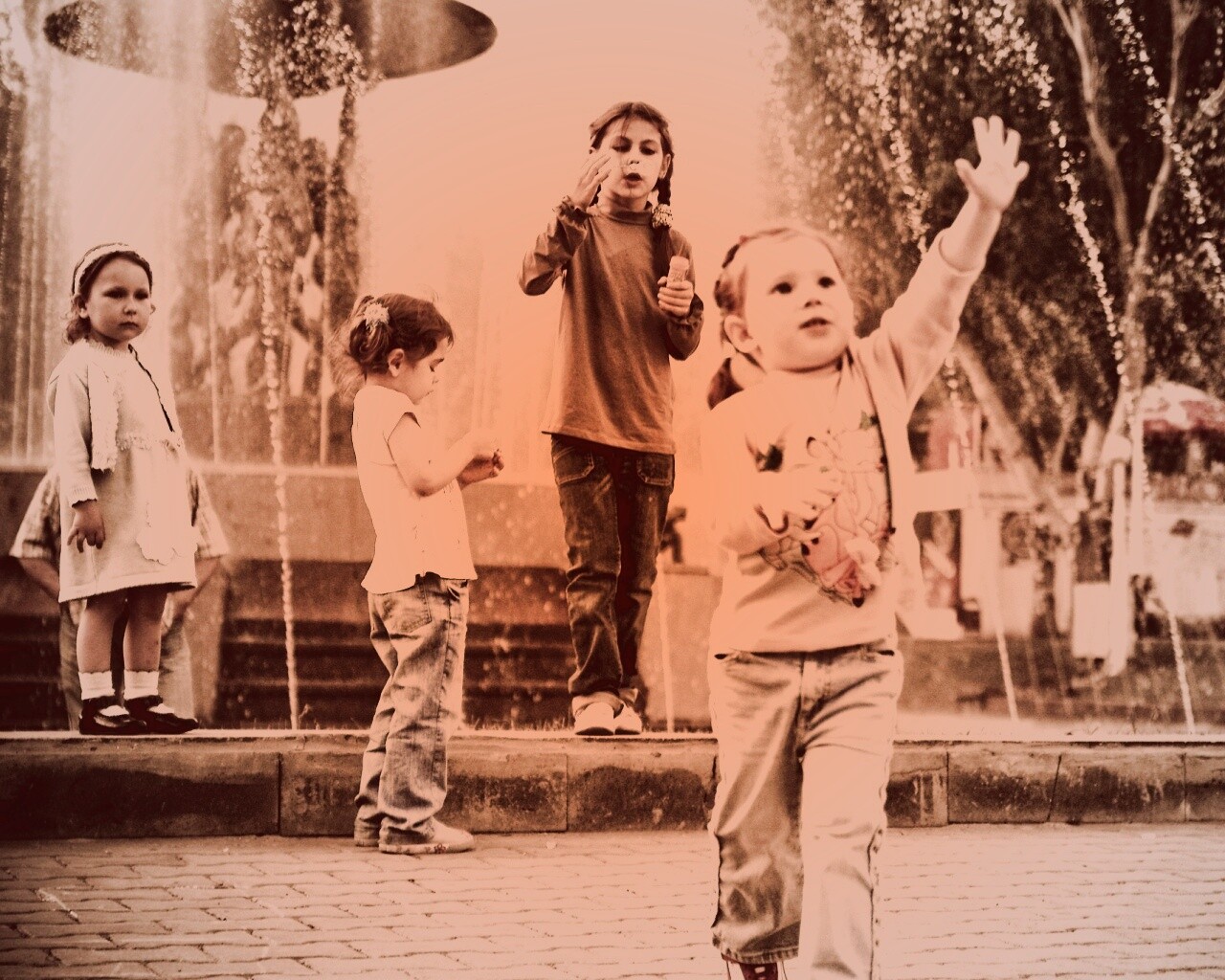 Дети у фонтана обои