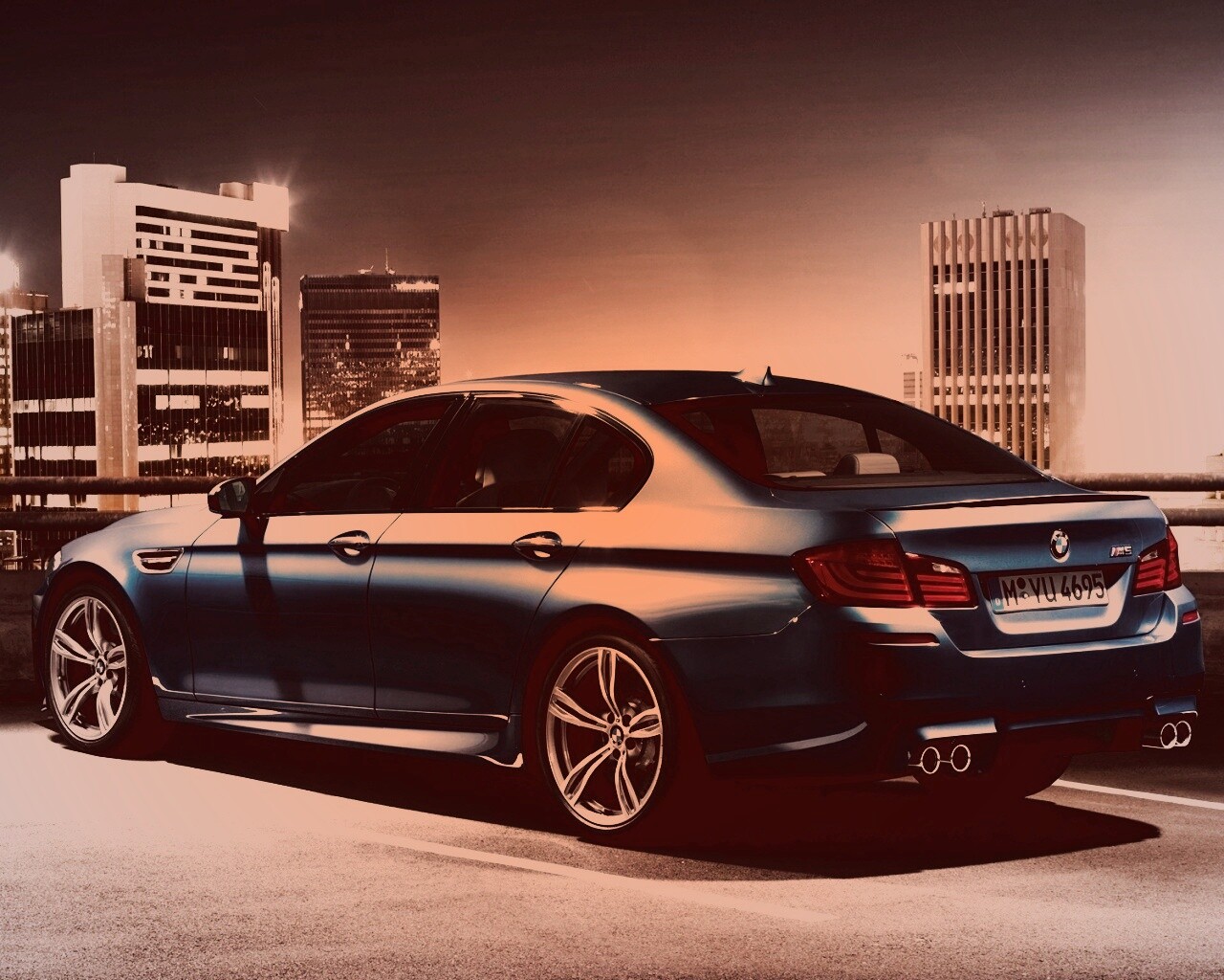 BMW F10 на городской парковке обои