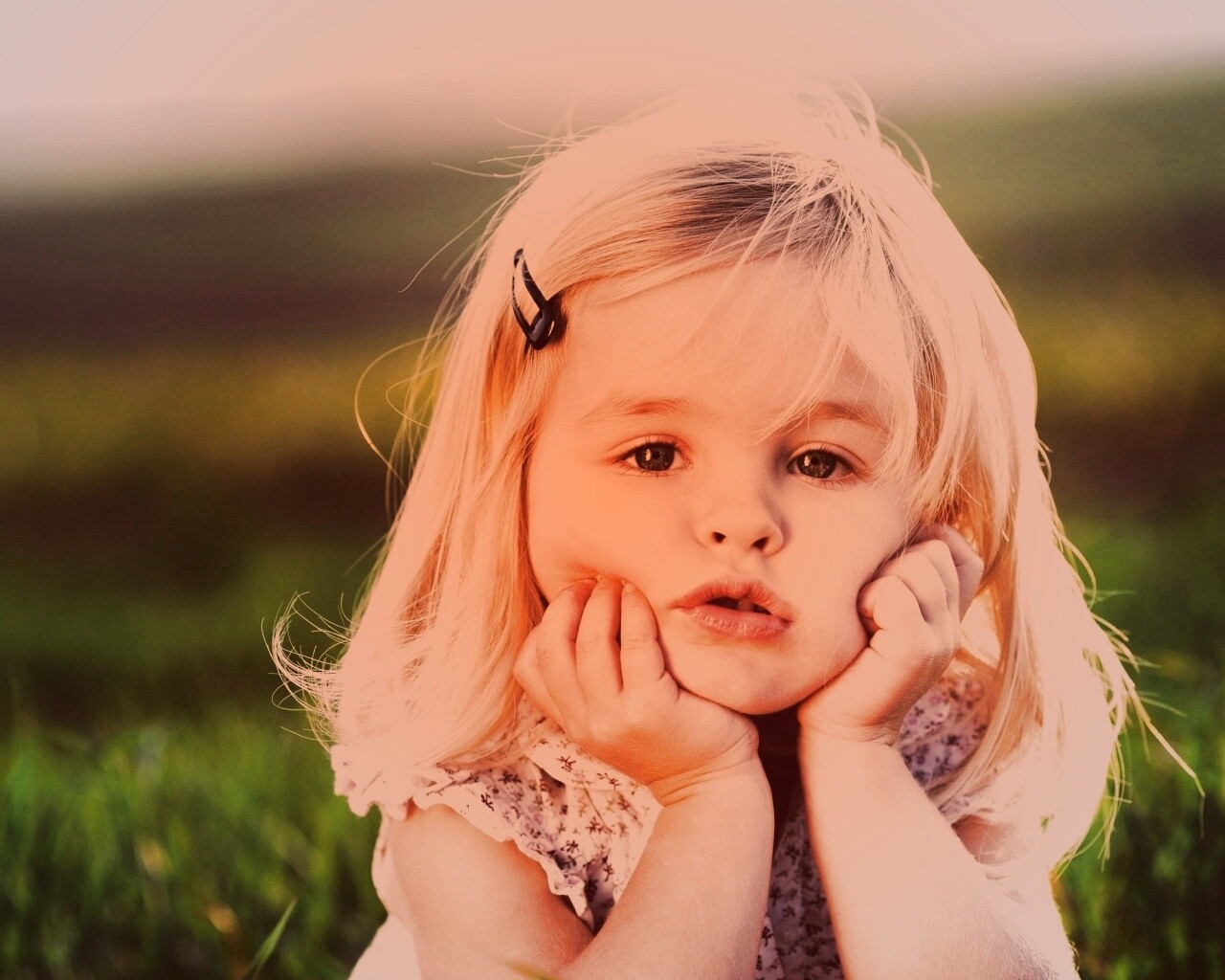 Малышка грустит обои
