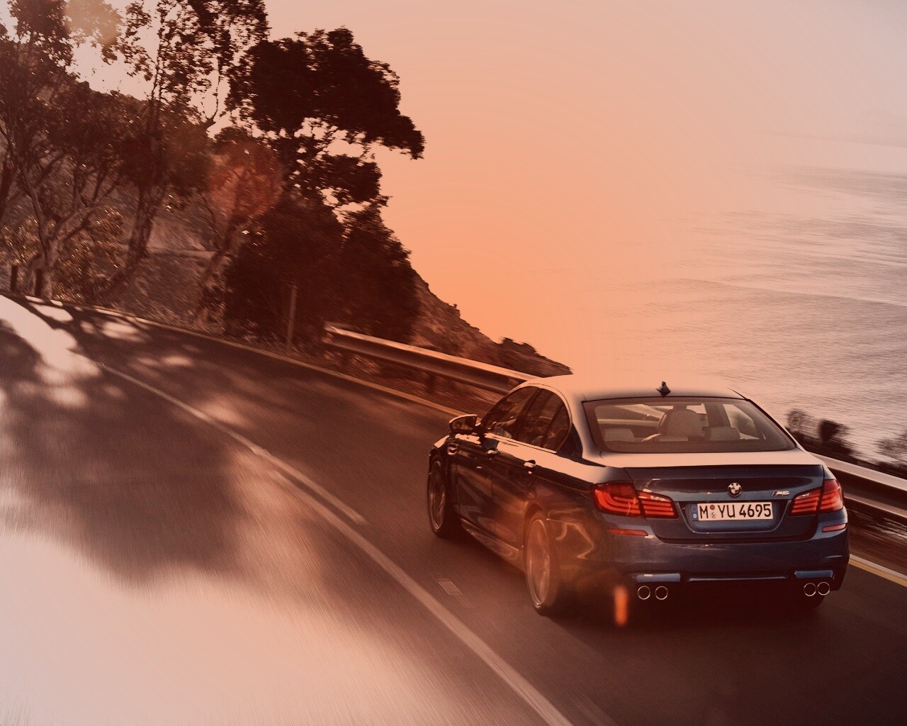 BMW F10 на горной дороге  обои