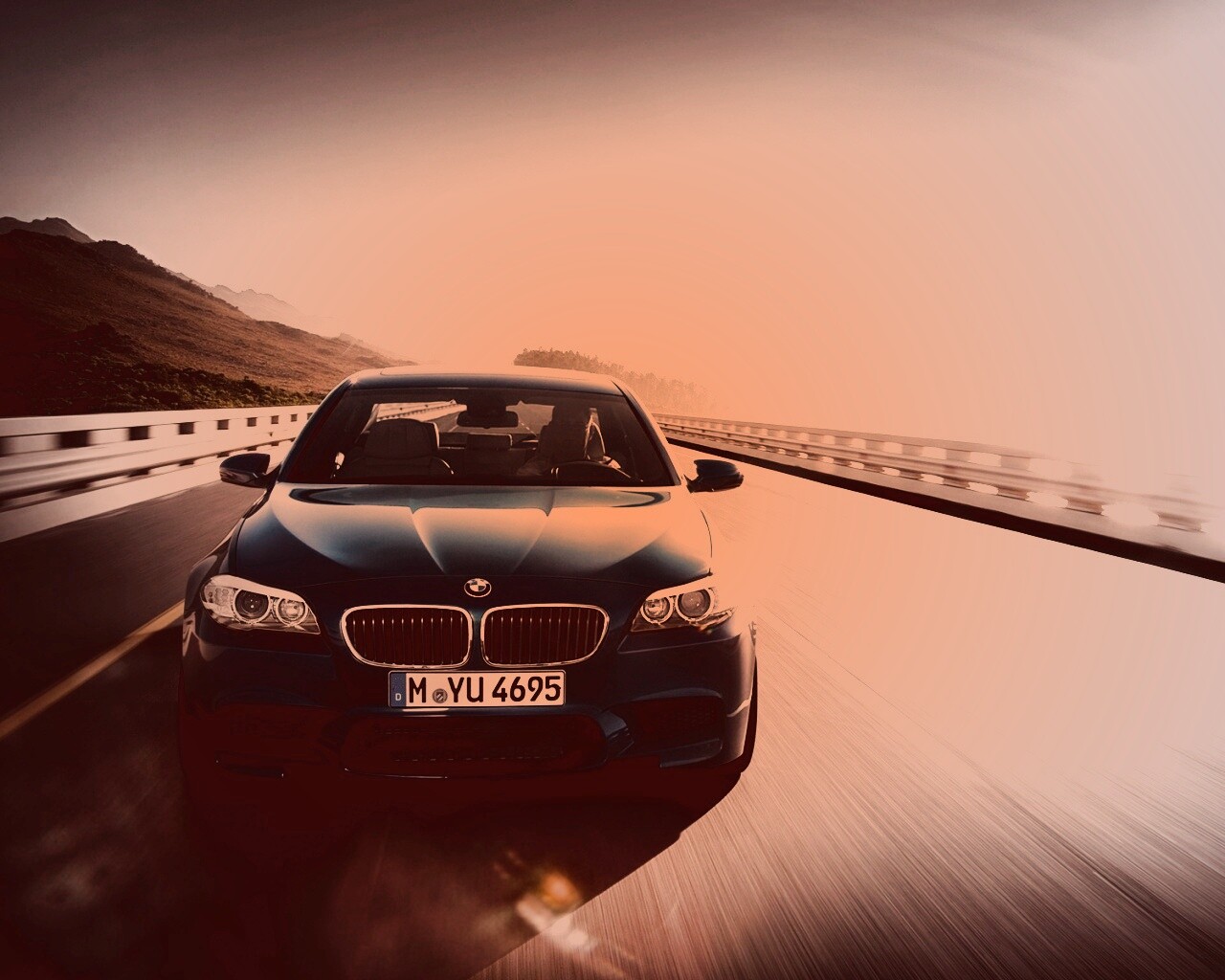 Синий БМВ на дороге обои