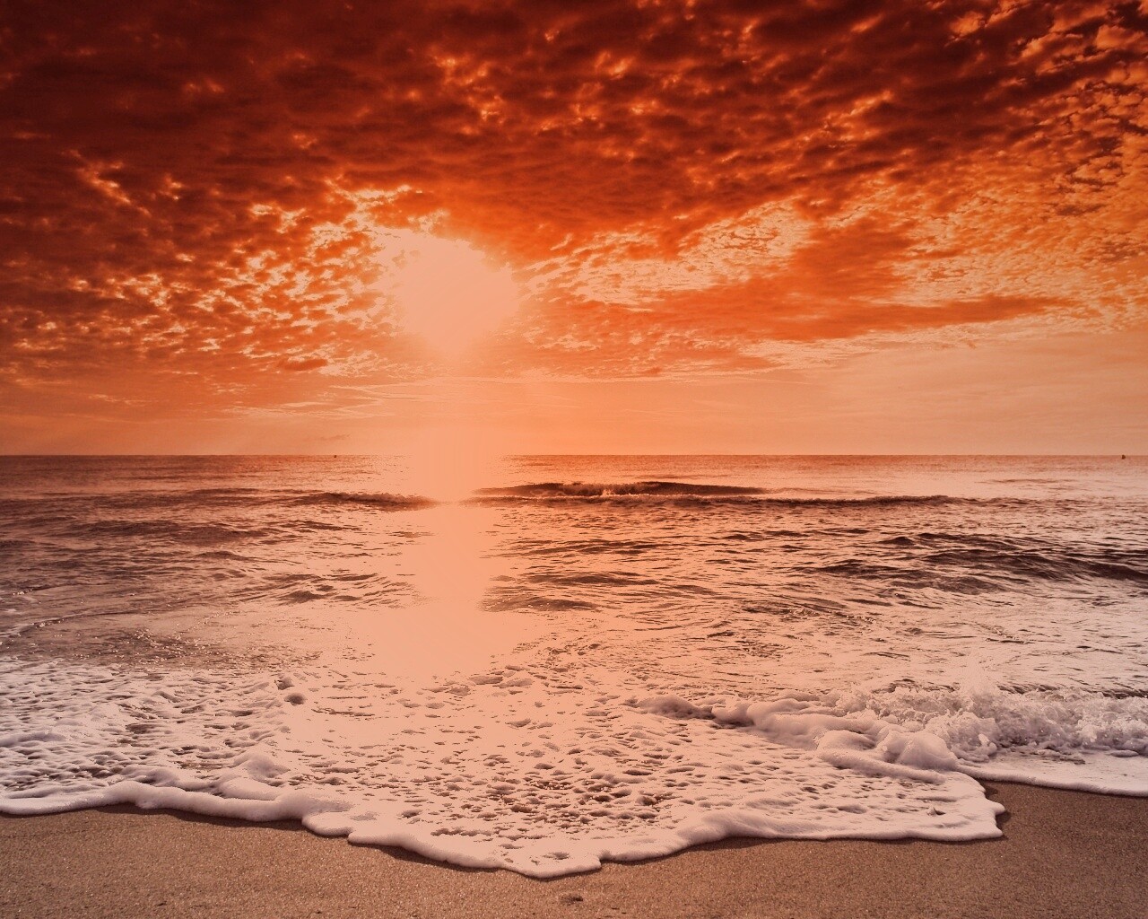 Берег моря в лучах заката обои