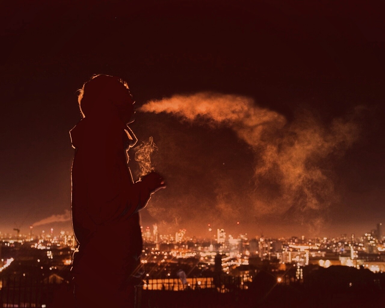 Курящий на крыше парень обои