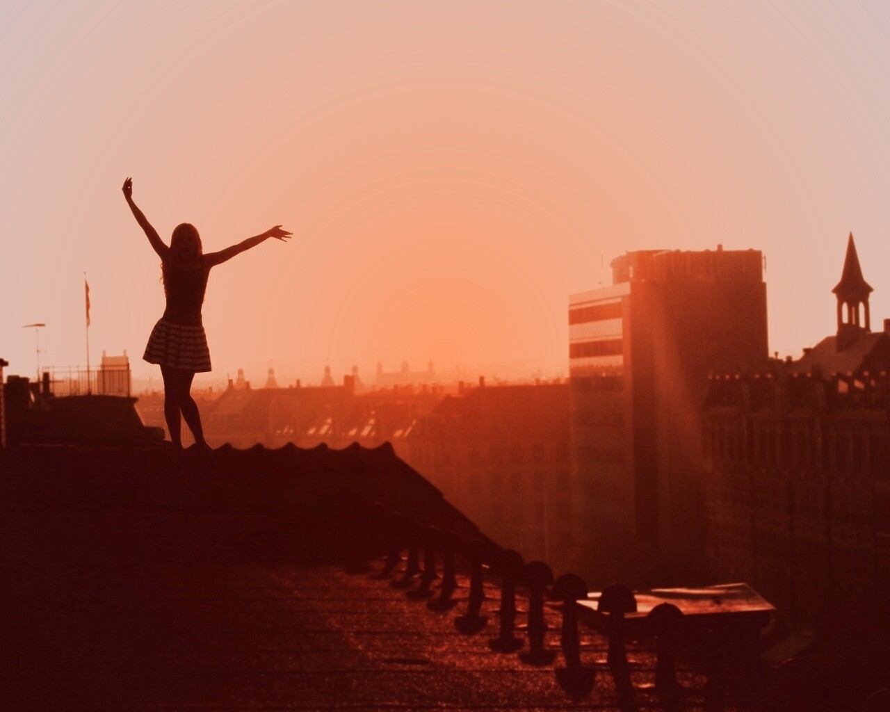 Девушка на крыше обои