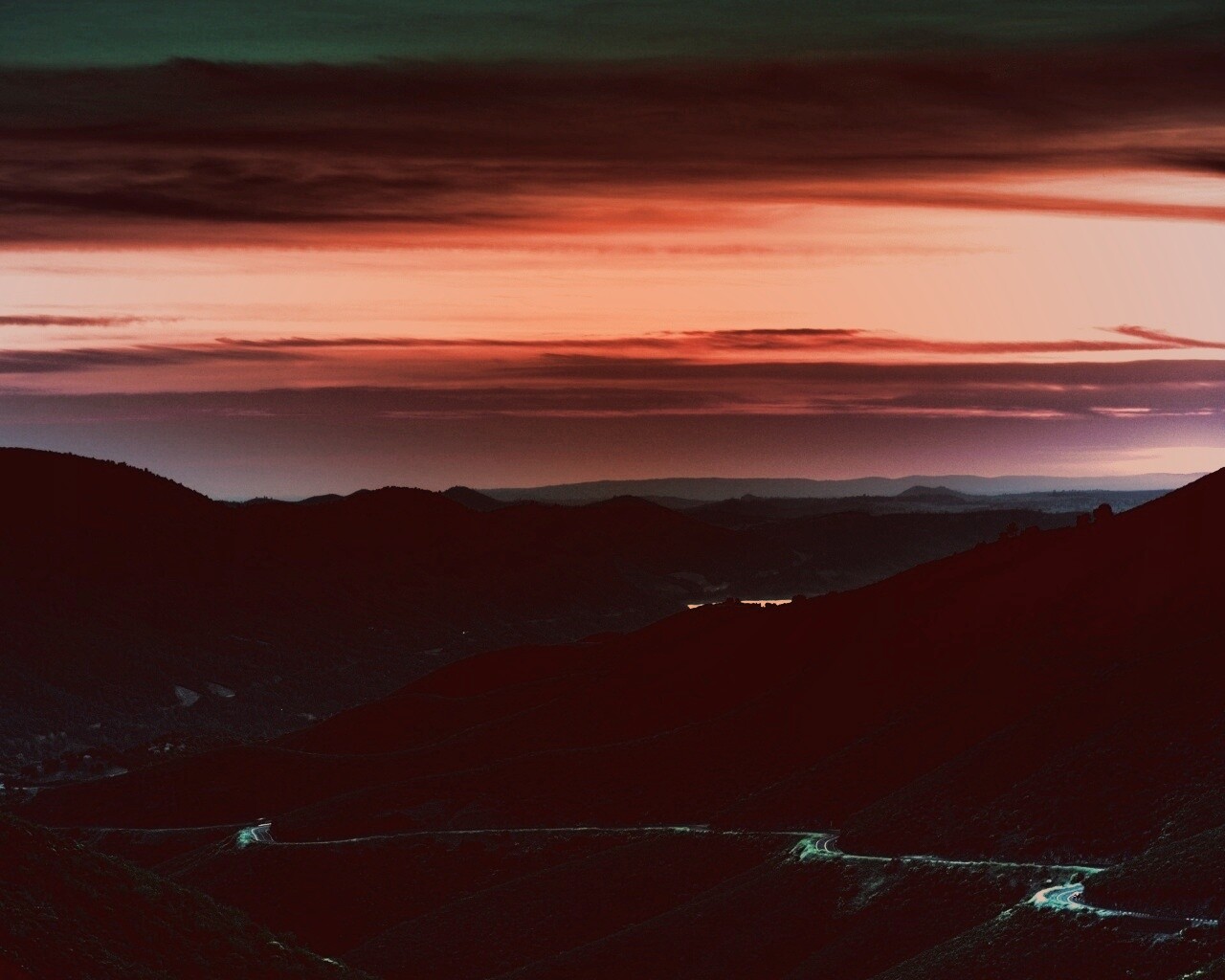 Дорога спускается с гор в долину обои