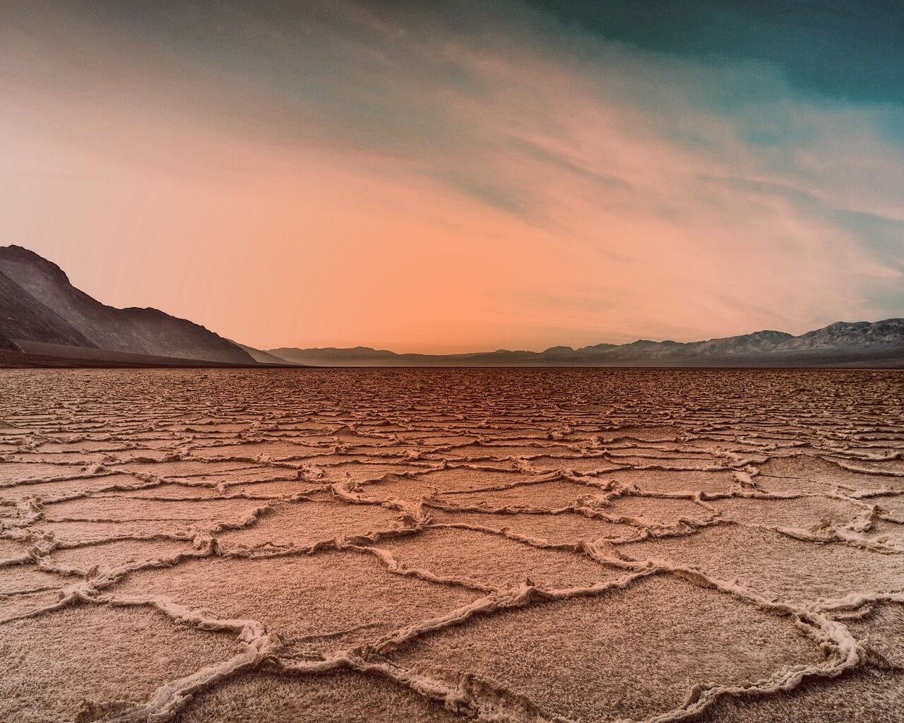 Высохшее пустынное озеро обои