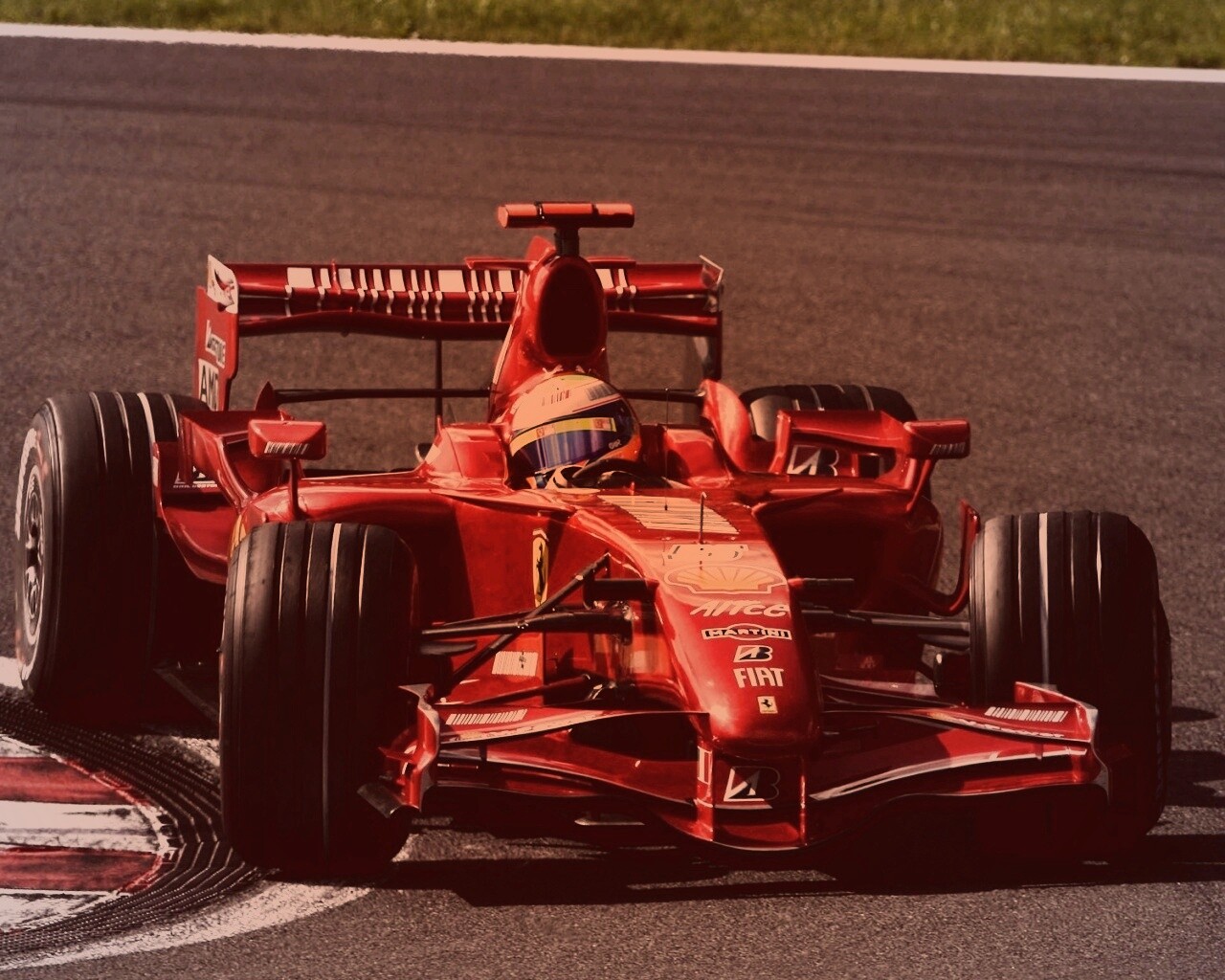 Болид Формула 1 на повороте обои