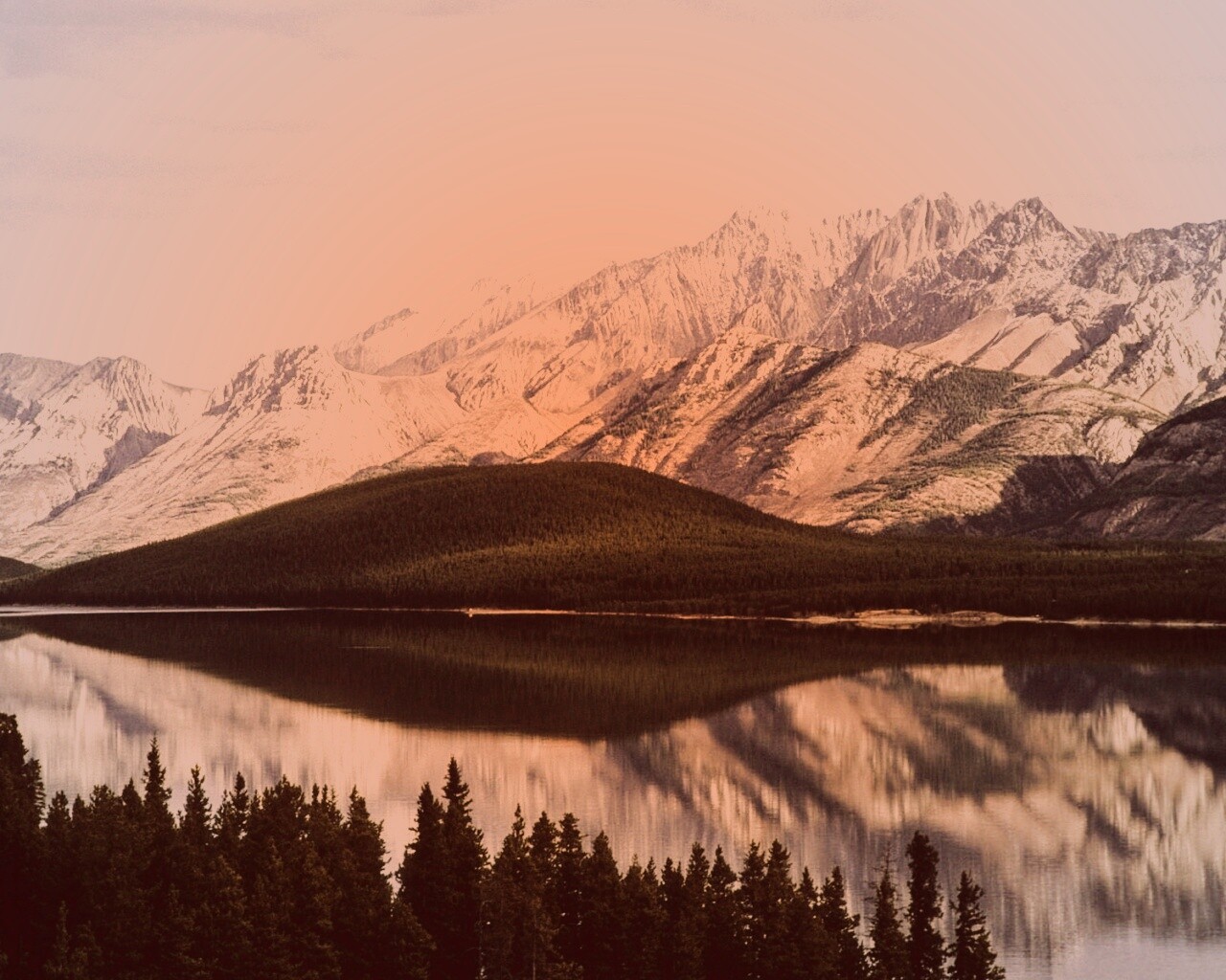 Озеро в предгорье обои