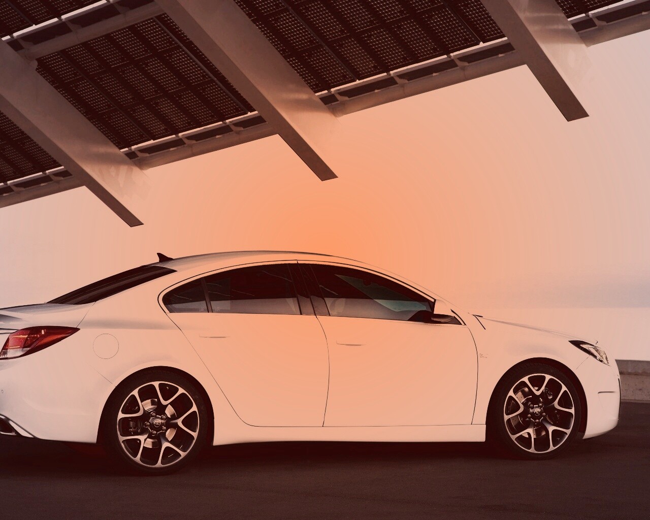 Белый седан под крышей обои