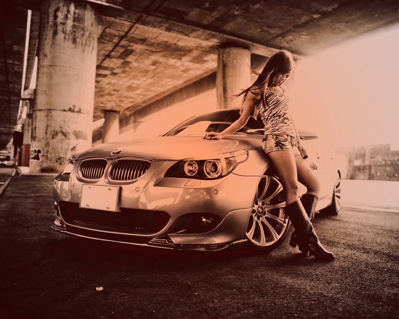 Девушка у BMW обои