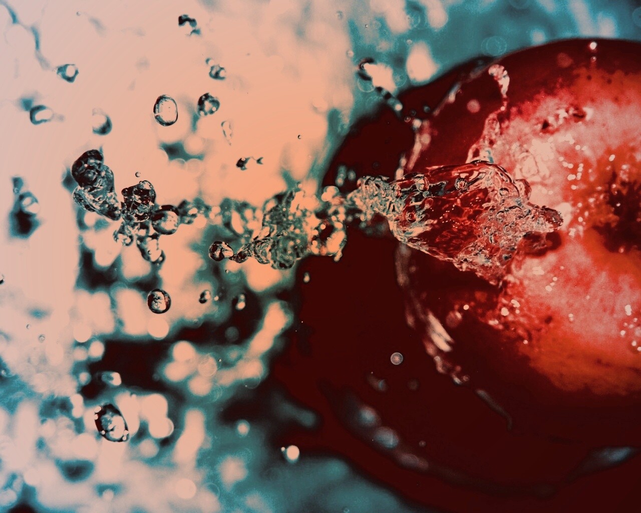 Брызги на яблоке обои