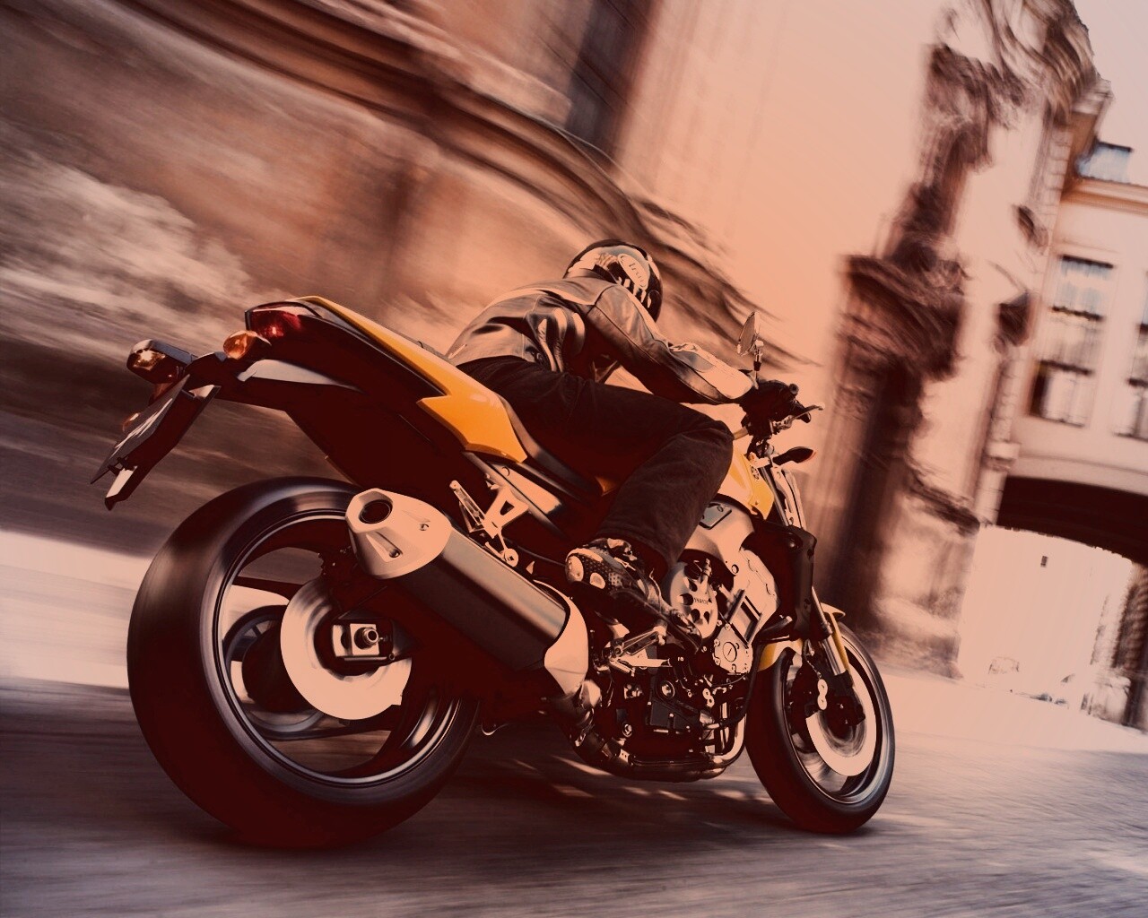 Ямаха и наездник на улицах города обои