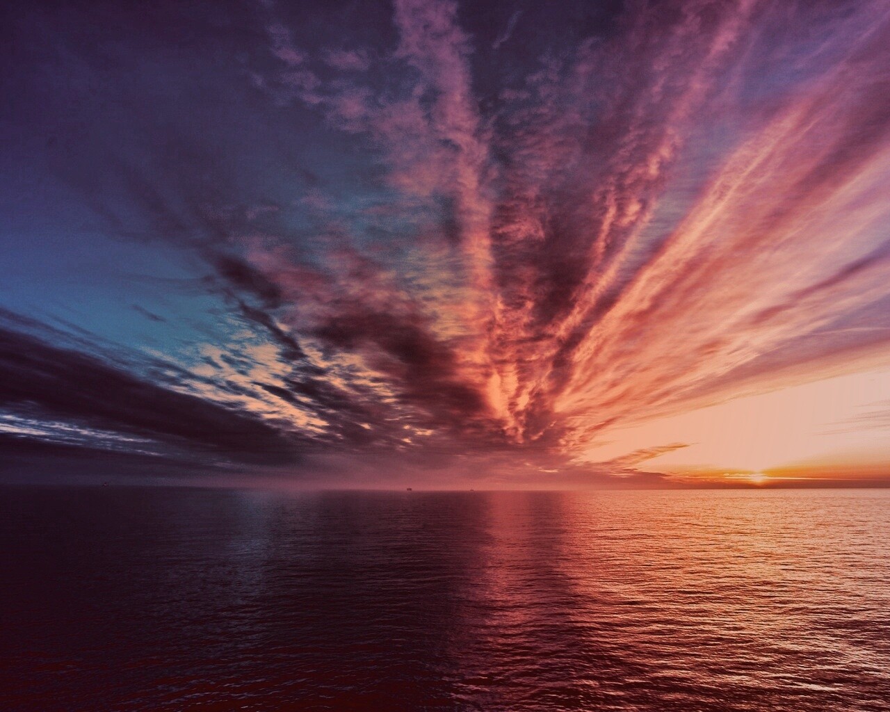 Закатное небо над морем обои