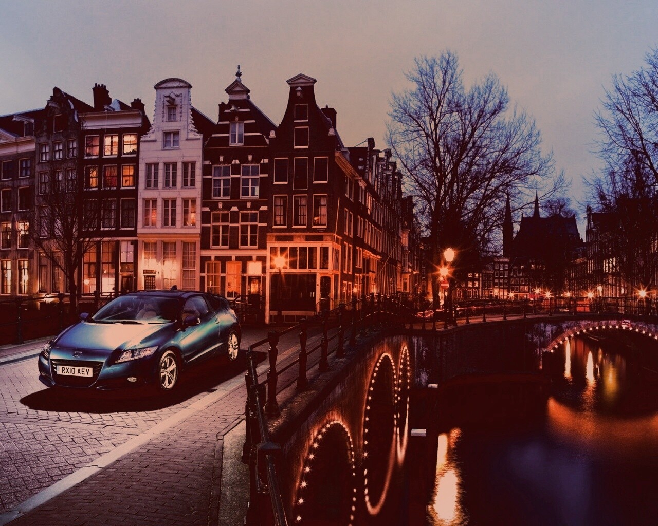 Автомобиль на мосту в свете фонаря обои