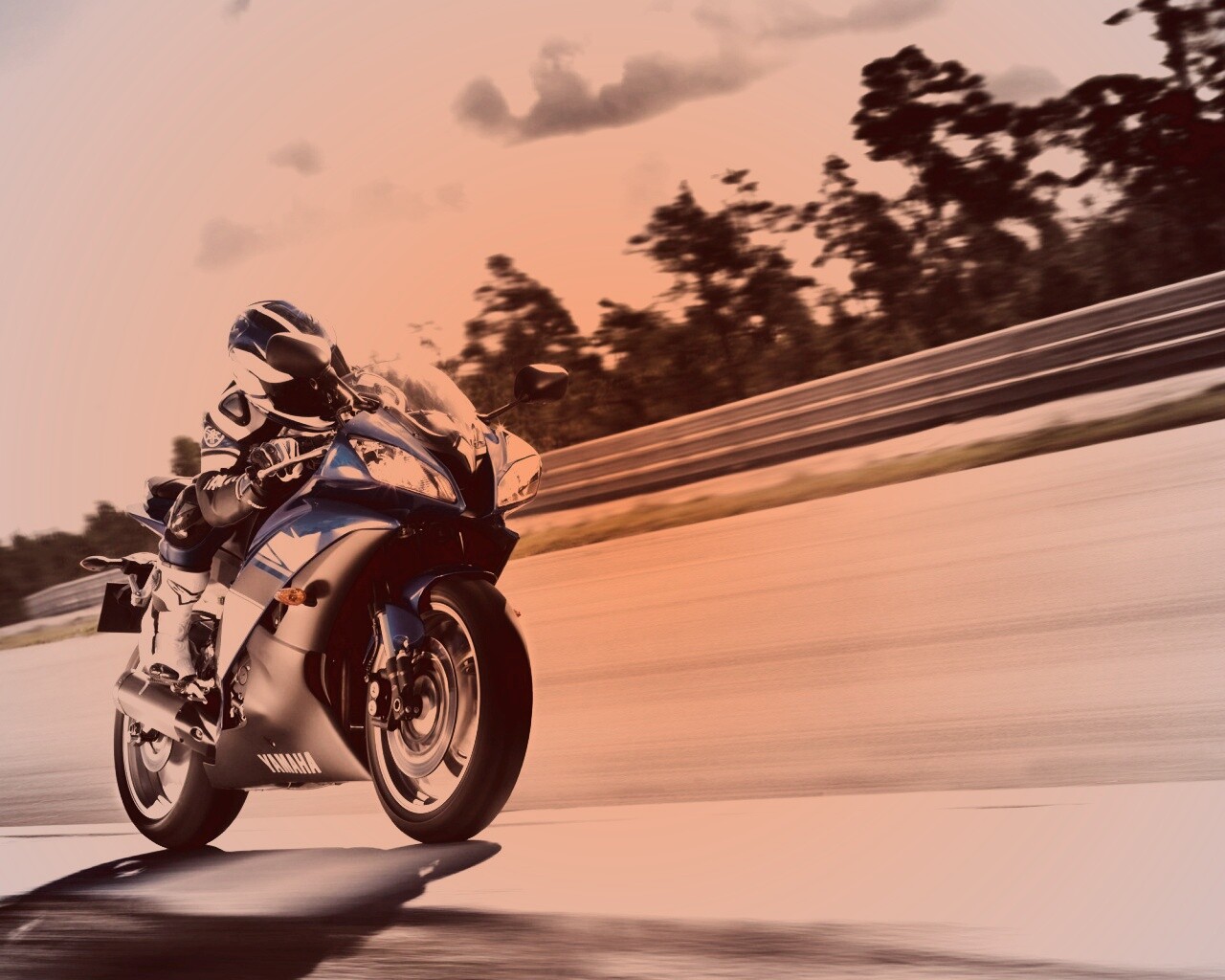 Мотоциклист на треке обои