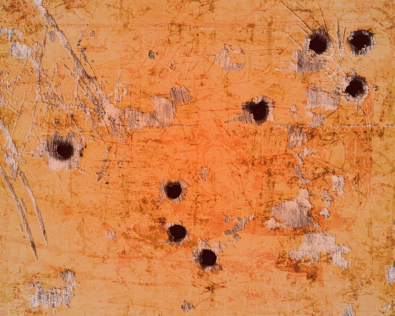 Пулевые отверстия в желтом листе обои