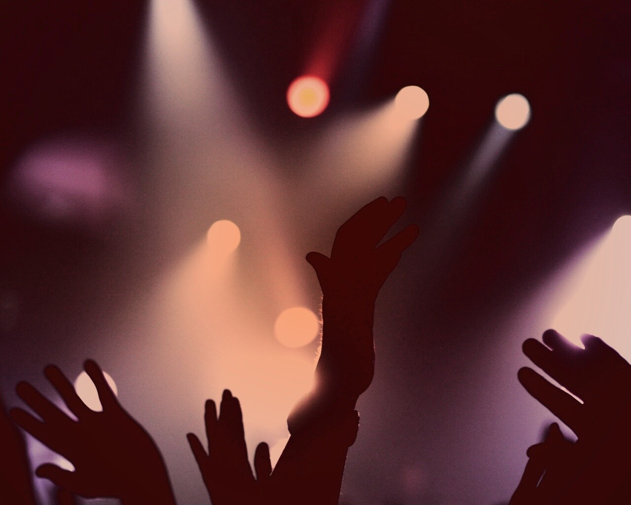 Руки людей на концерте обои