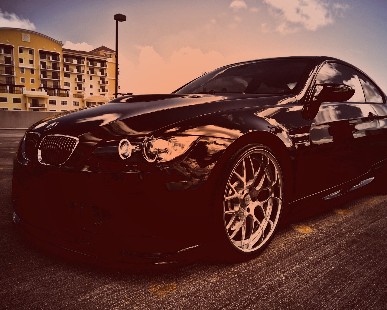 Красивый черный BMW на парковке обои