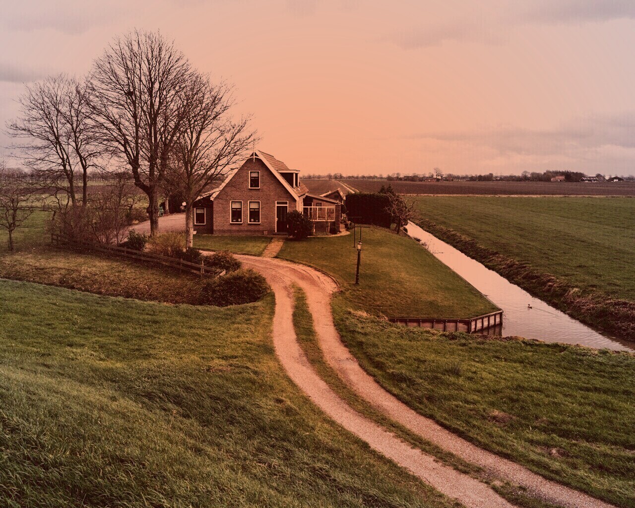 Дом в поле обои