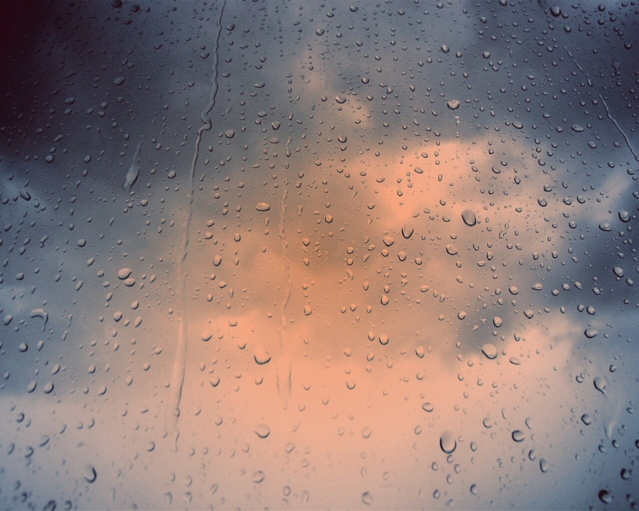 Капли на стекле обои