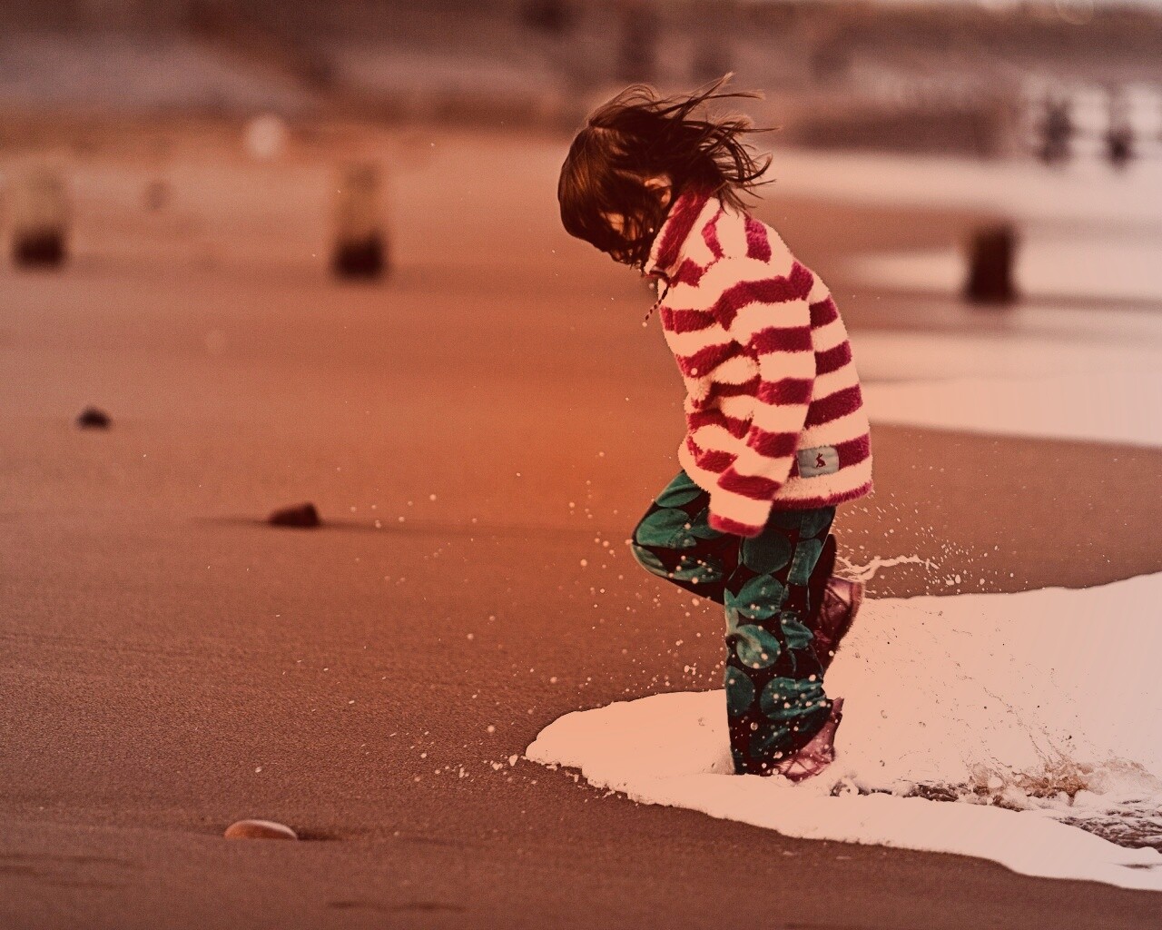 Ребенок и волна обои