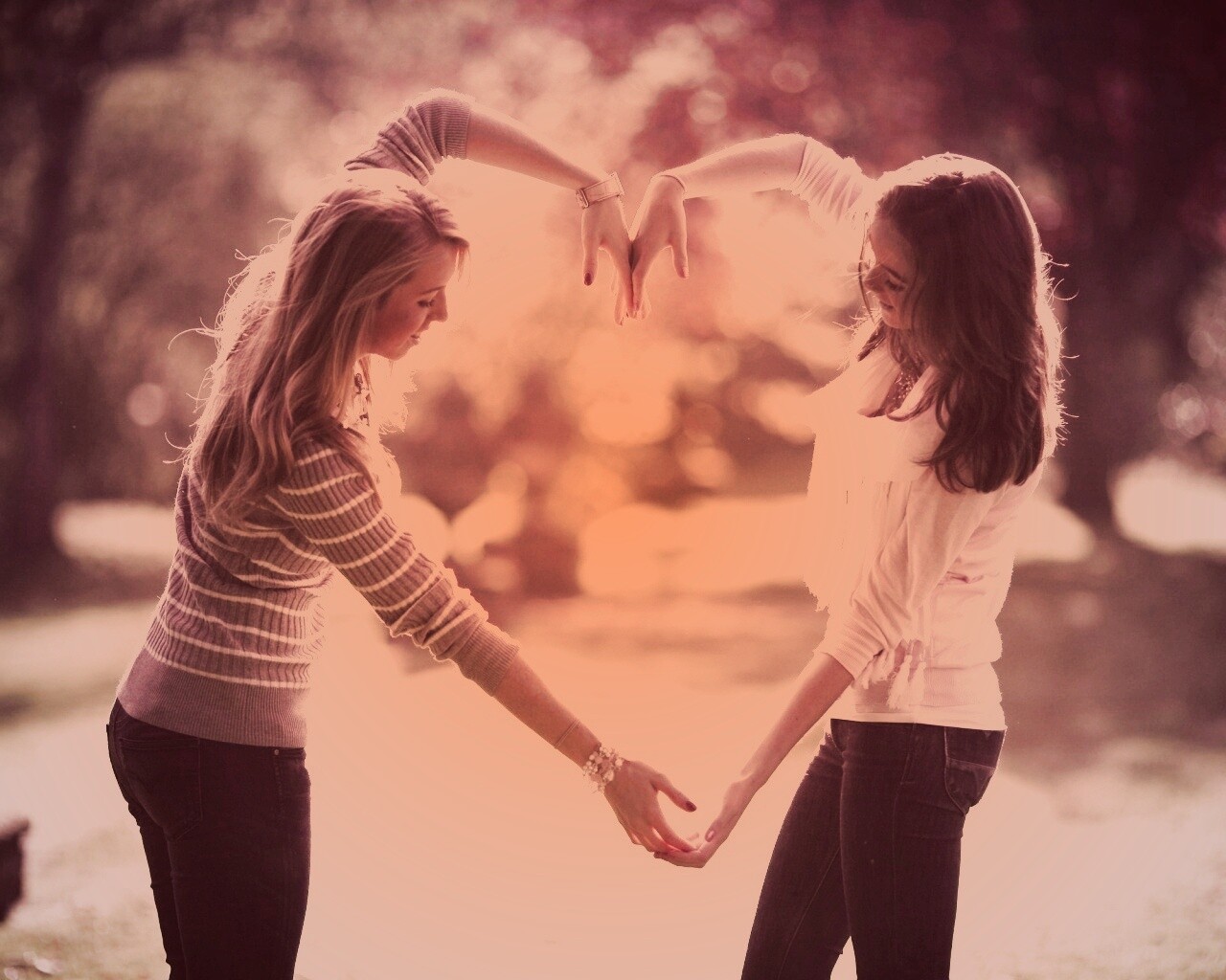 Две девушки и сердце из рук обои