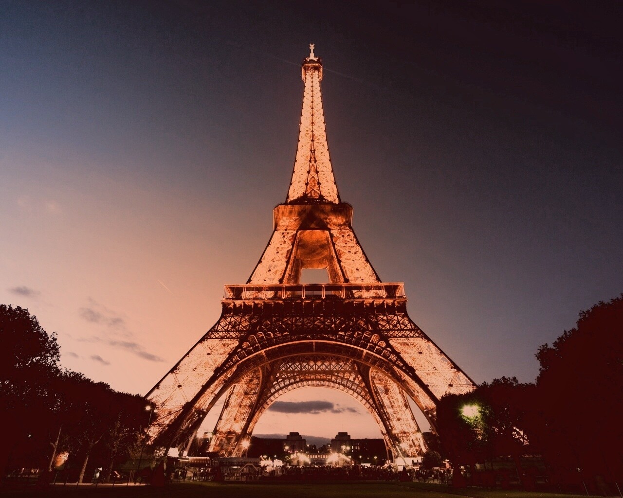 Светящаяся эйфелева башня обои
