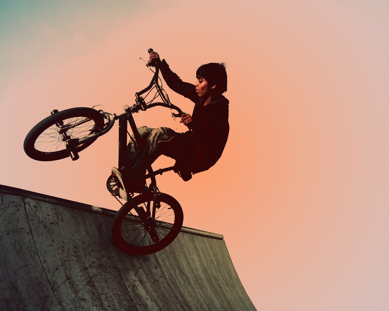 Мальчик на рампе обои