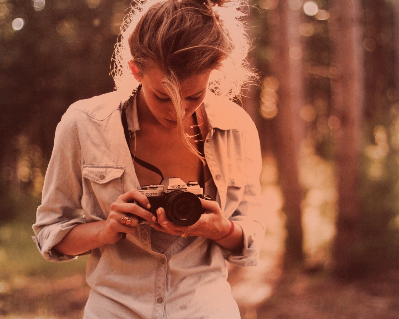 Девушка-фотограф обои