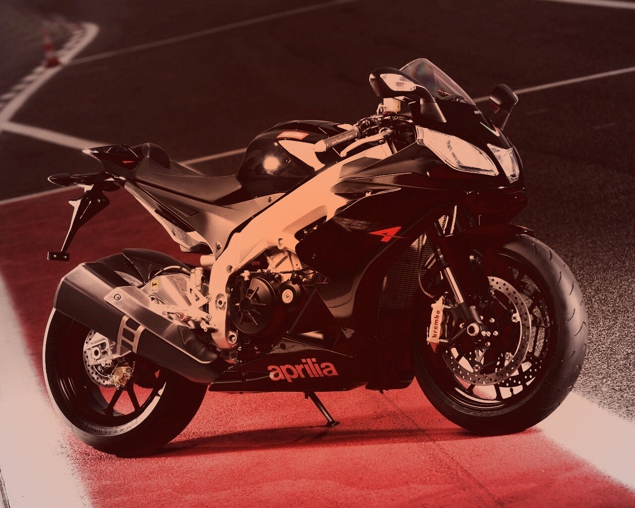 Aprilia на треке обои