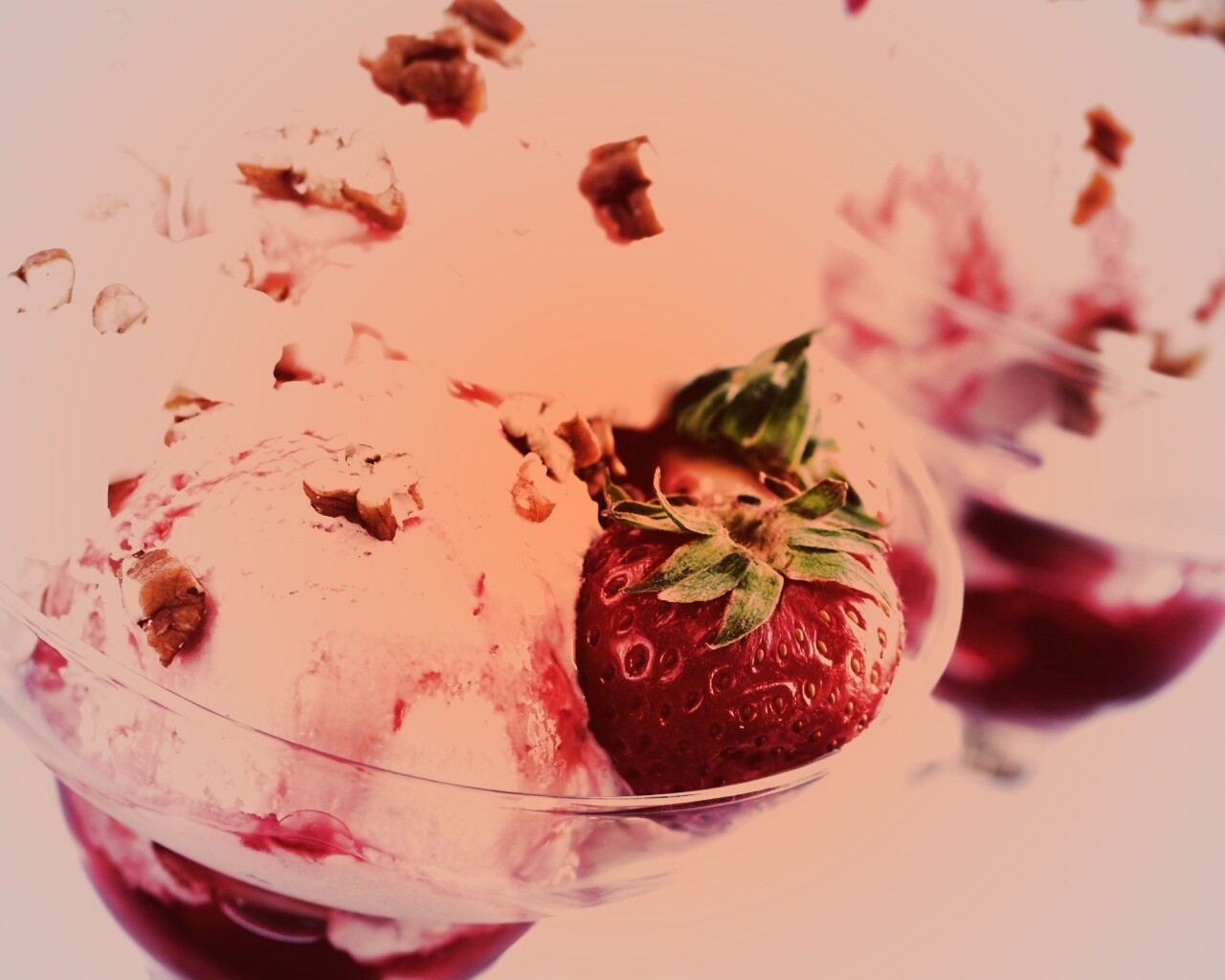 Клубничное мороженное обои