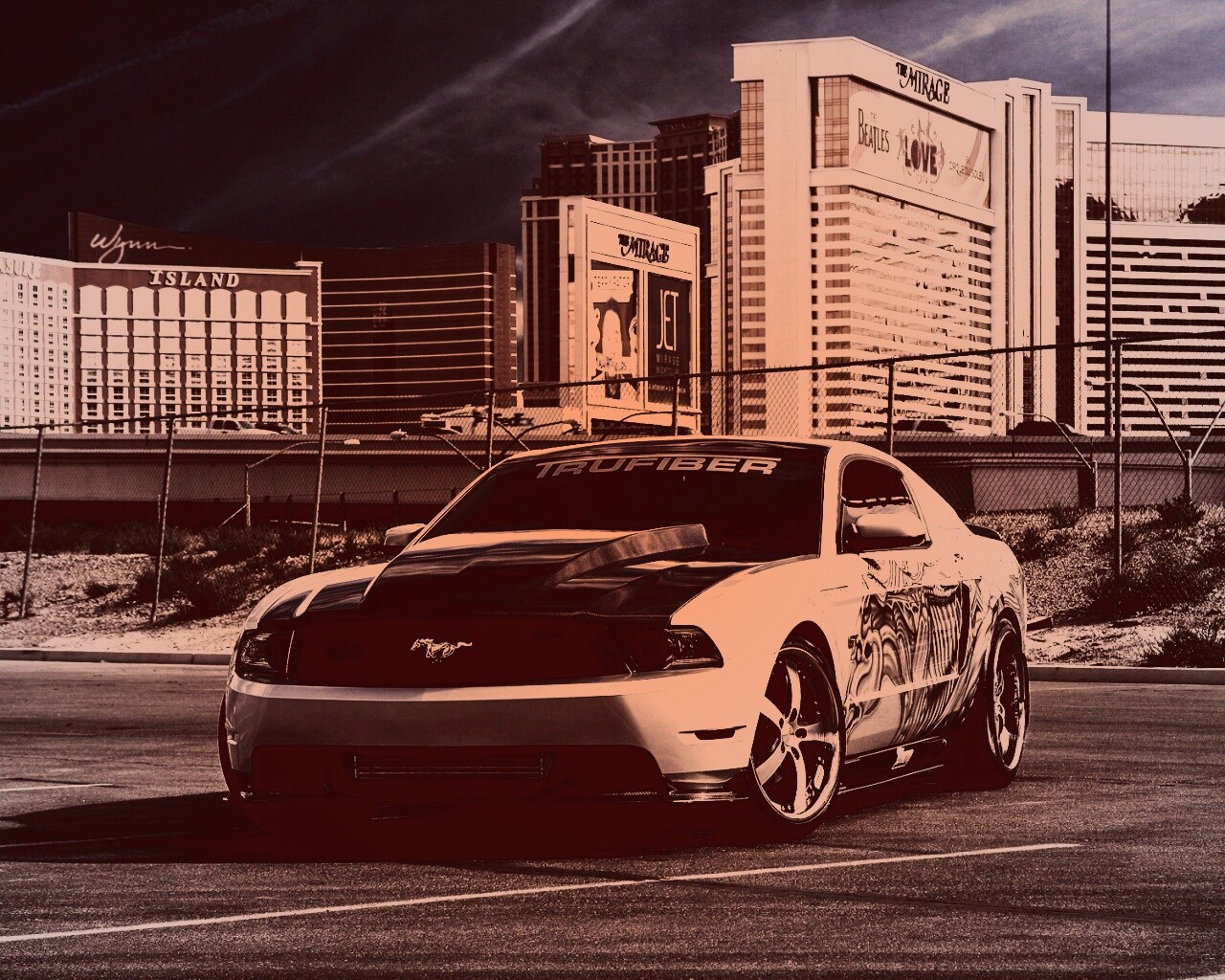 Мустанг на парковке обои