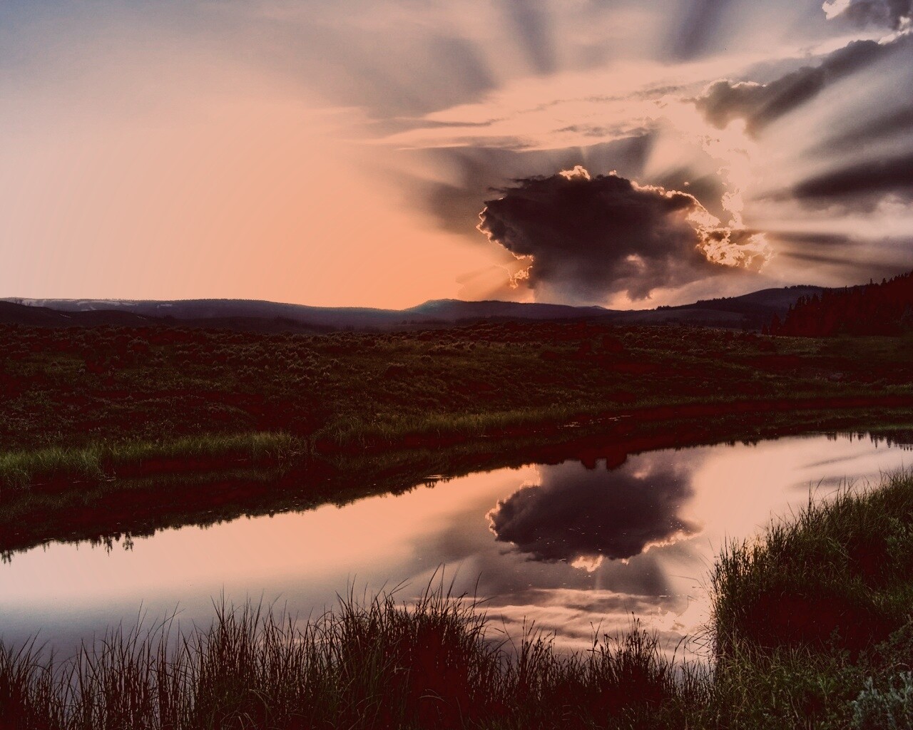 Облако над лугом обои