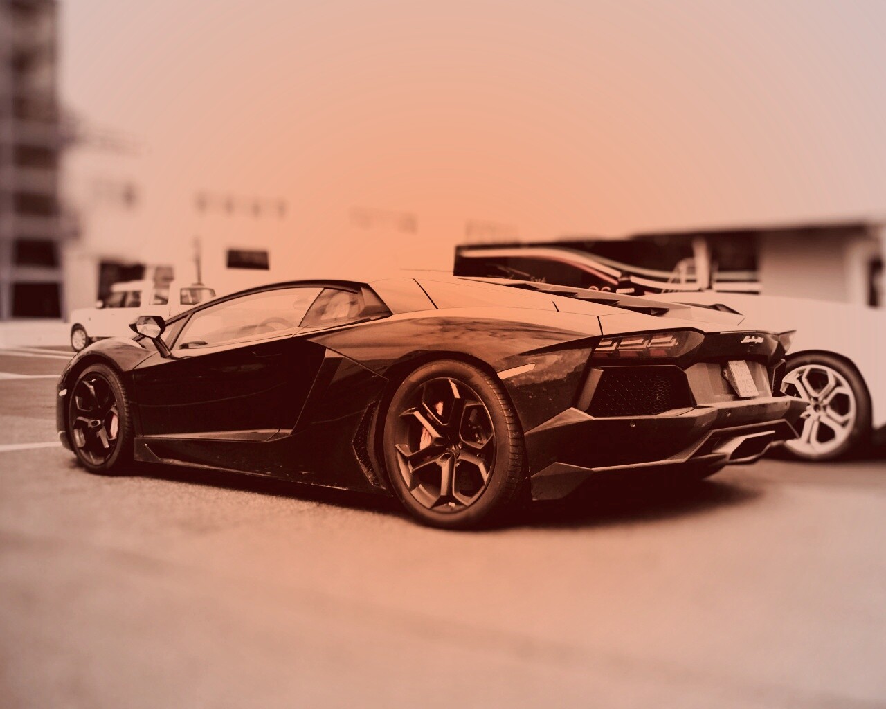 Ламборджини ревентон на парковке обои