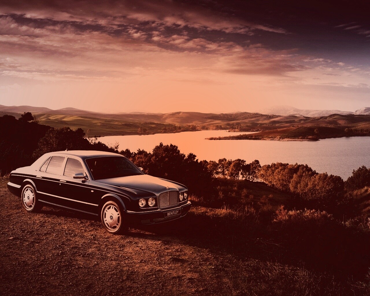 Бентли у озера обои