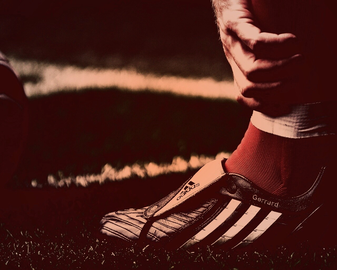 Левая нога футболиста в бутсе обои