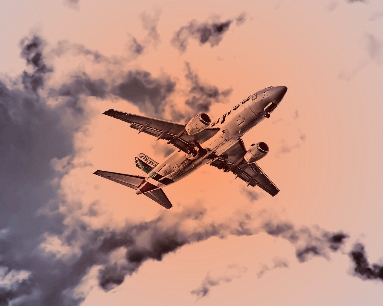 Самолет гражданской авиации в небе обои