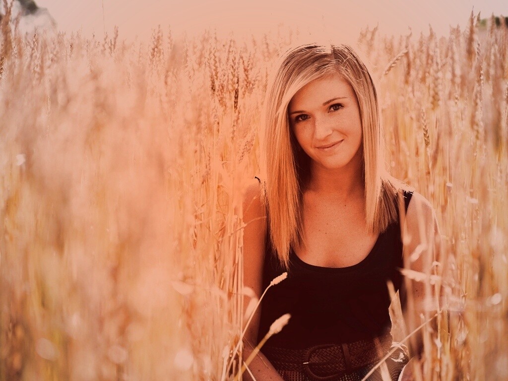 Девушка во ржи обои