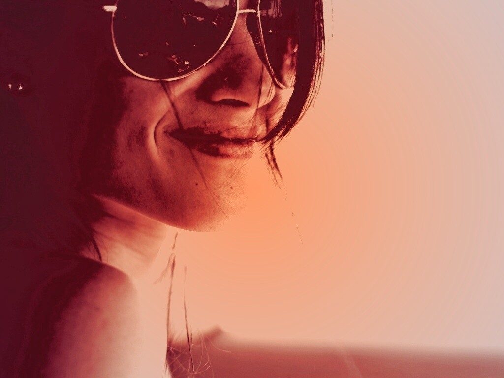 Девушка в очках обои