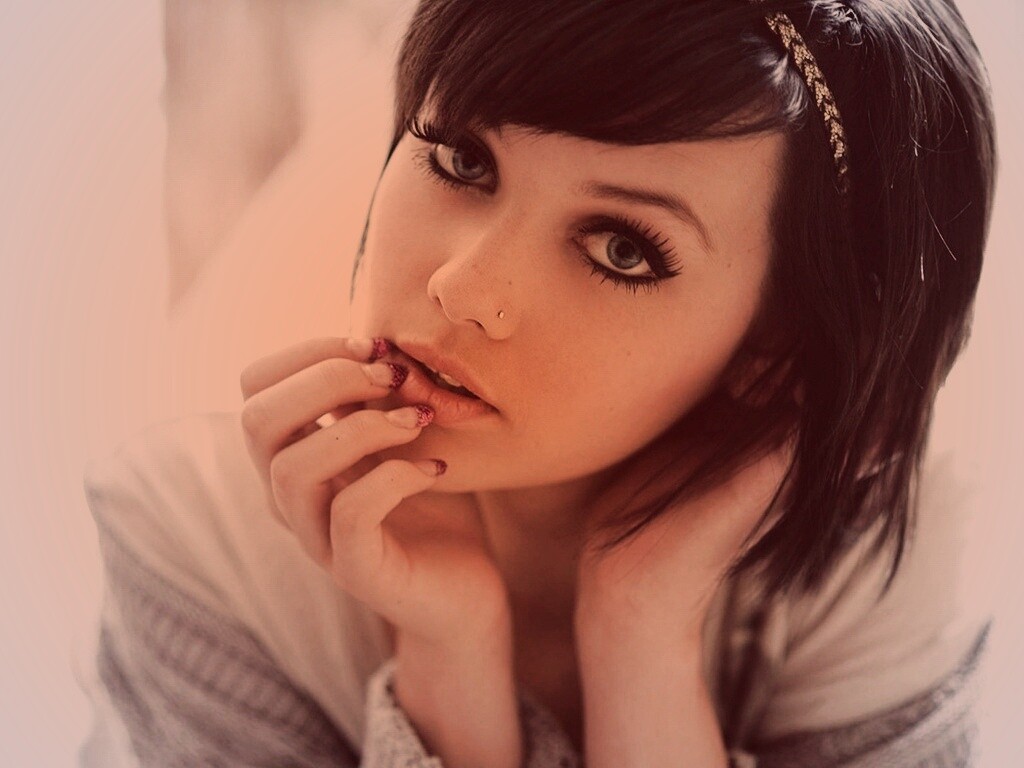 Задумчивая девушка обои