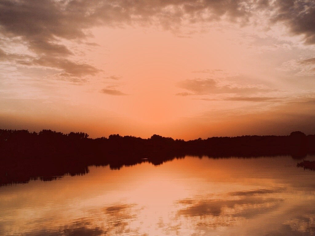 Закат отражается в озере обои