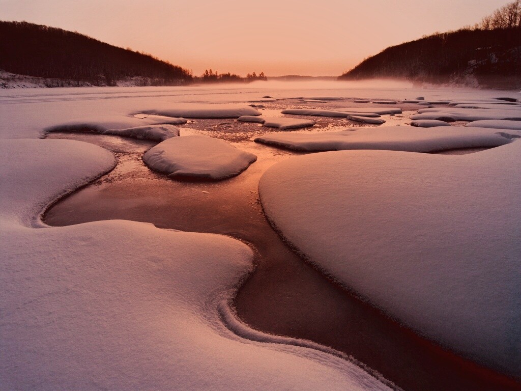 Полынья на замерзшем озере обои