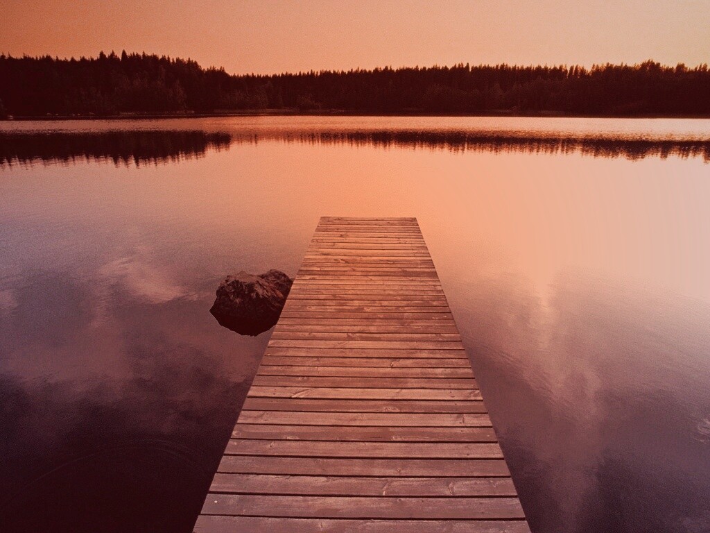 Деревянный пирс на озере обои