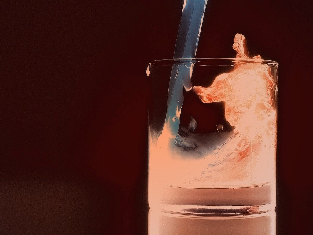 Огонь и вода в стакане обои