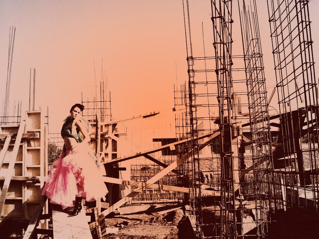 Девушка на стройке обои