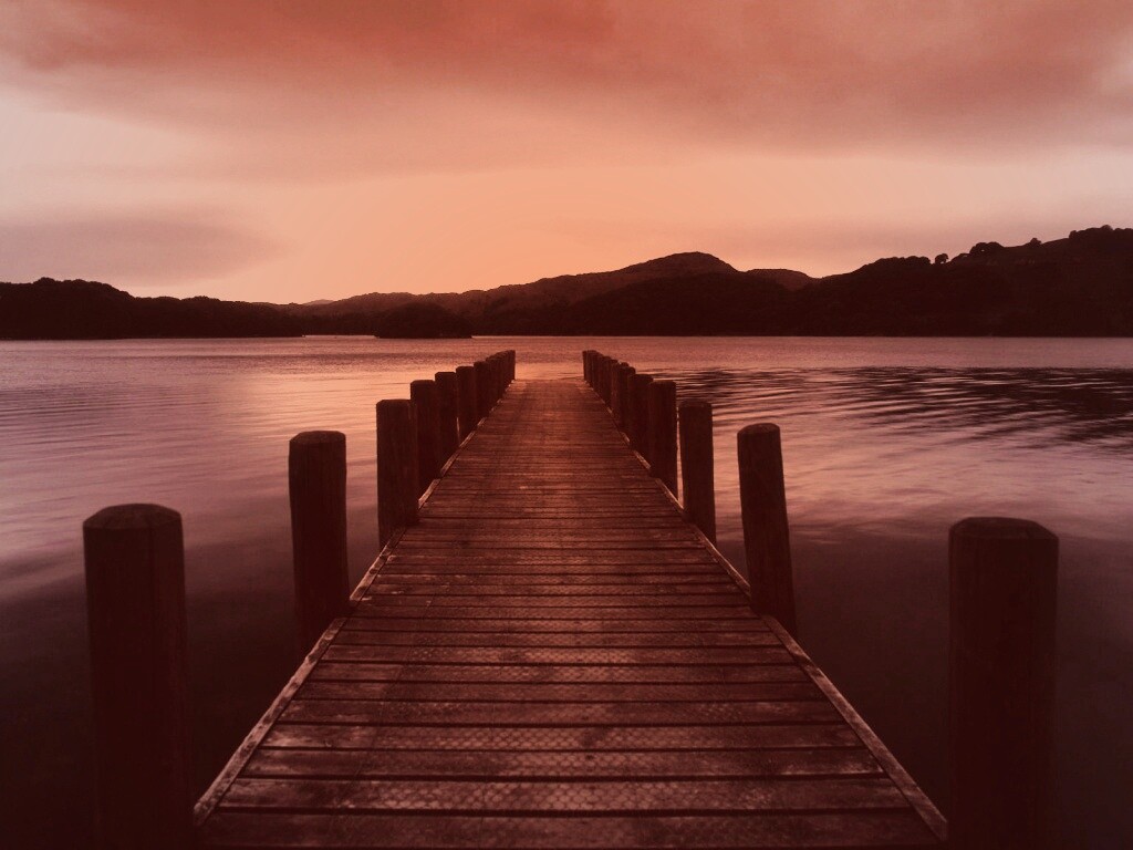 Деревянный причал на озере обои