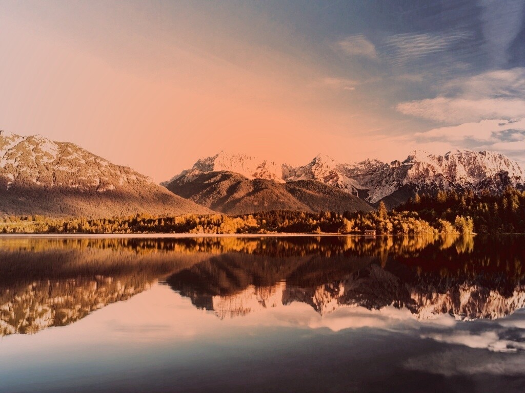 Горы отражаются в озере обои