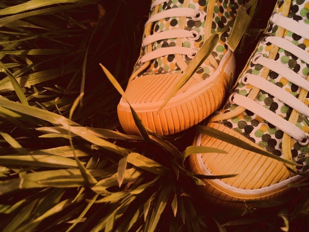 Желтые кеды в горошек обои