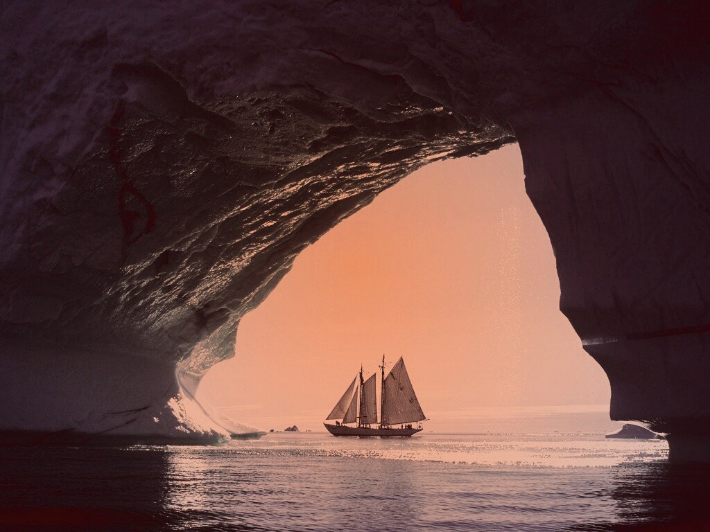 Парусник под ледяной аркой обои